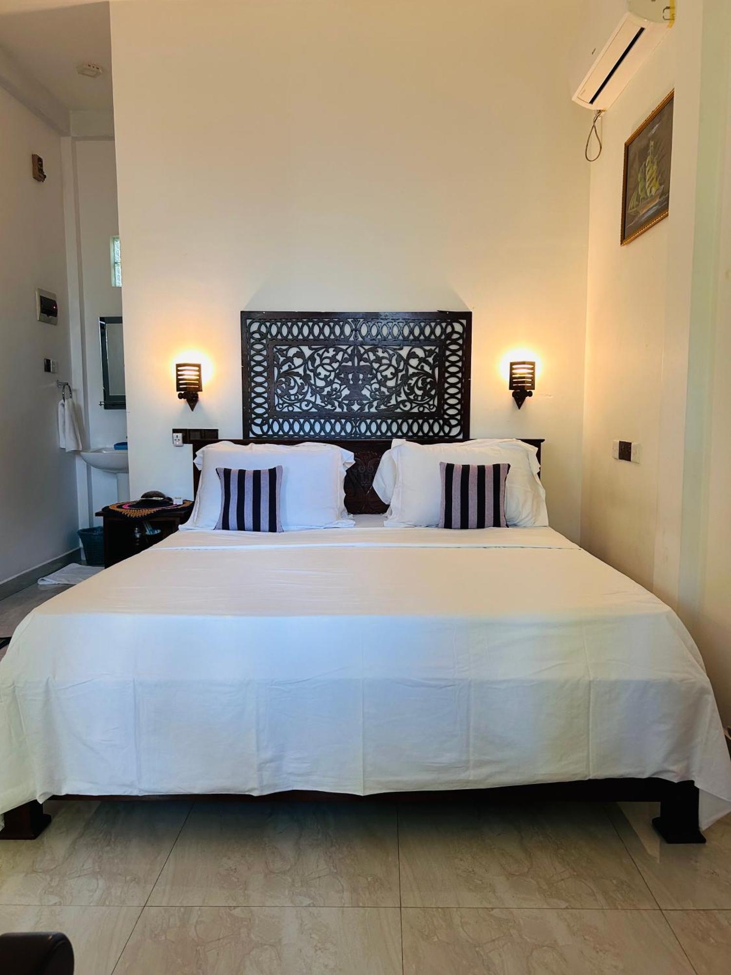 Shadow Surf Bay Hotel Tangalle Exterior photo