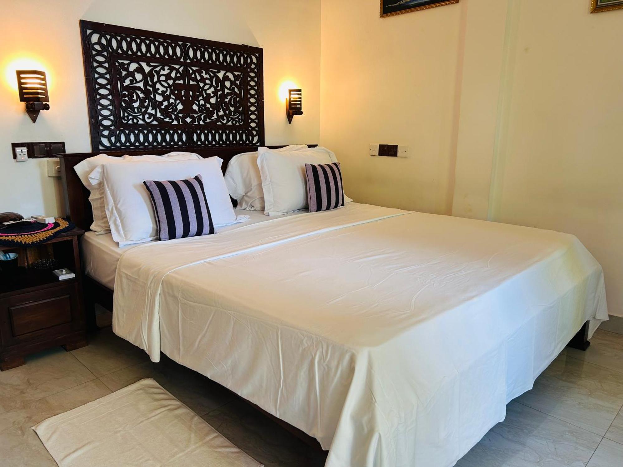 Shadow Surf Bay Hotel Tangalle Exterior photo