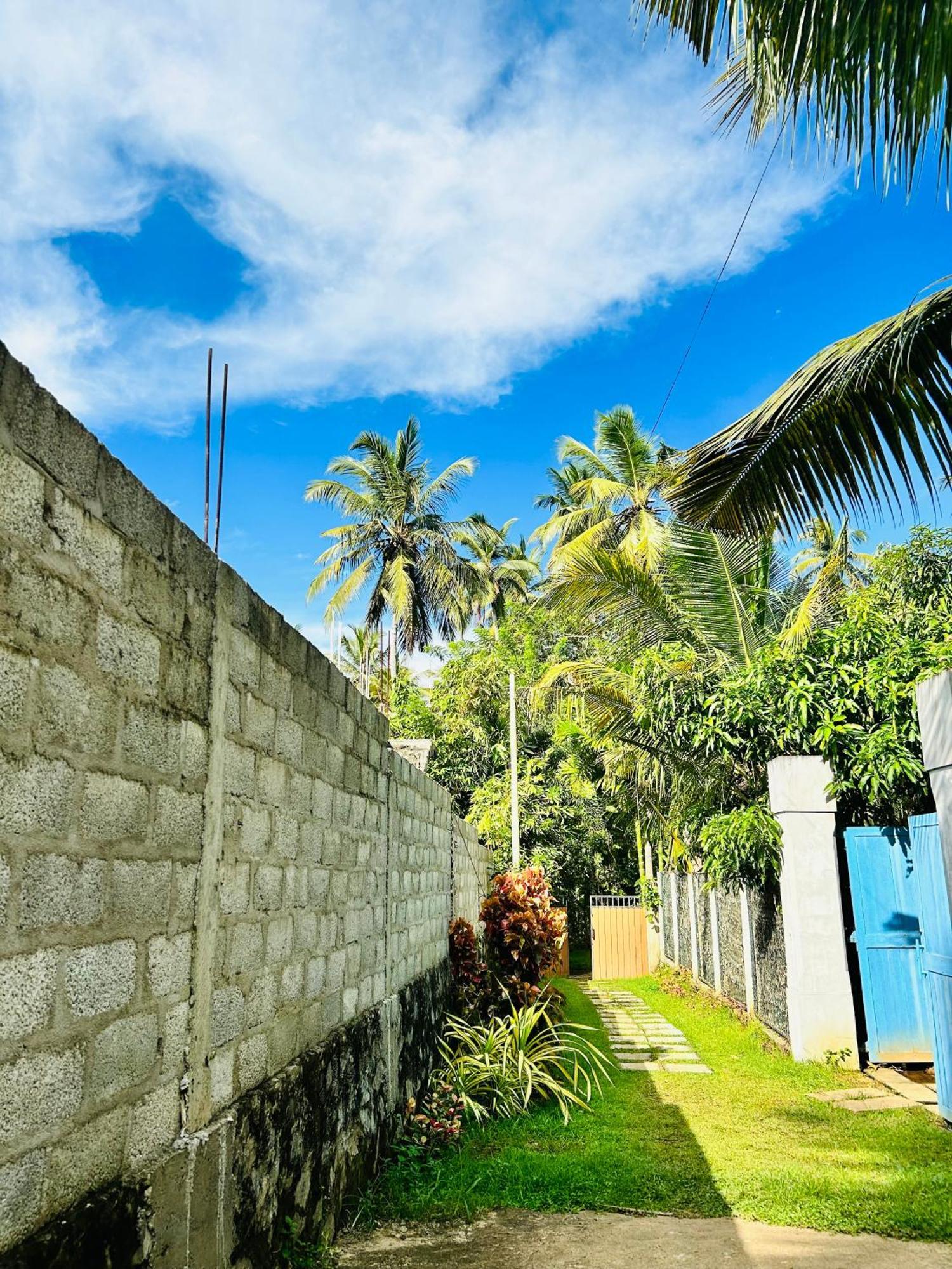 Shadow Surf Bay Hotel Tangalle Exterior photo