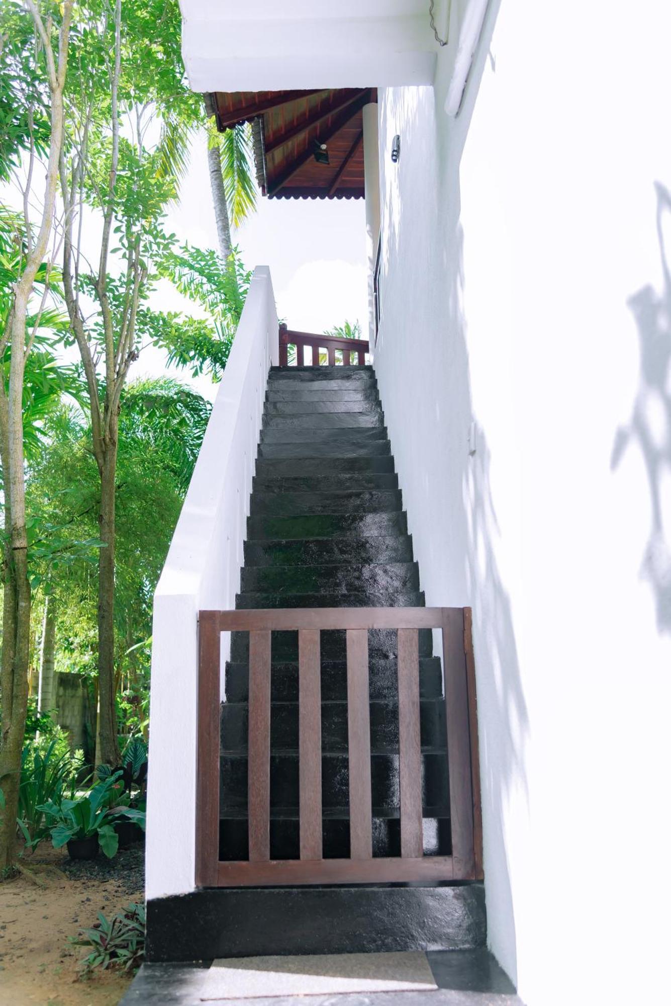 Shadow Surf Bay Hotel Tangalle Exterior photo