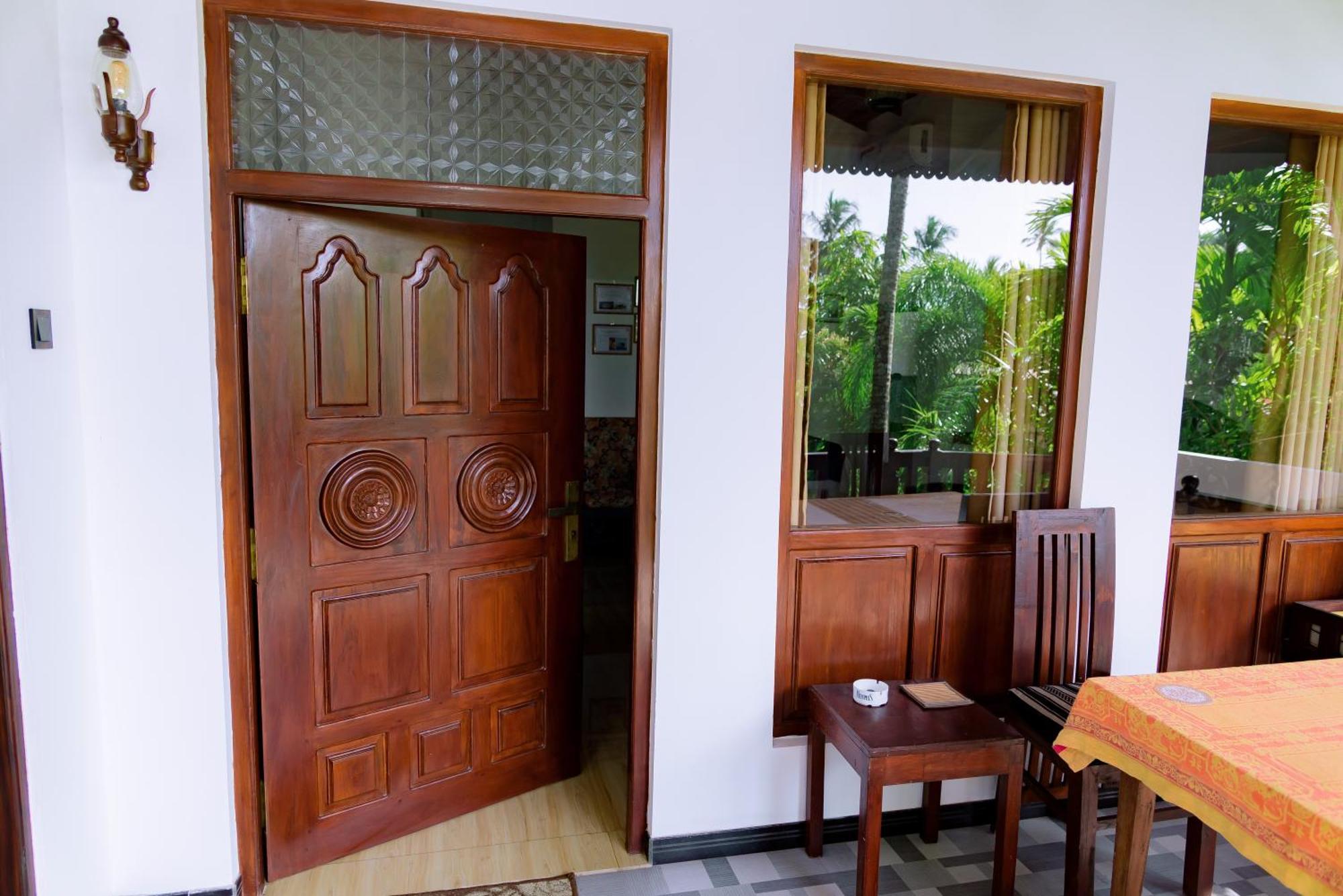 Shadow Surf Bay Hotel Tangalle Exterior photo