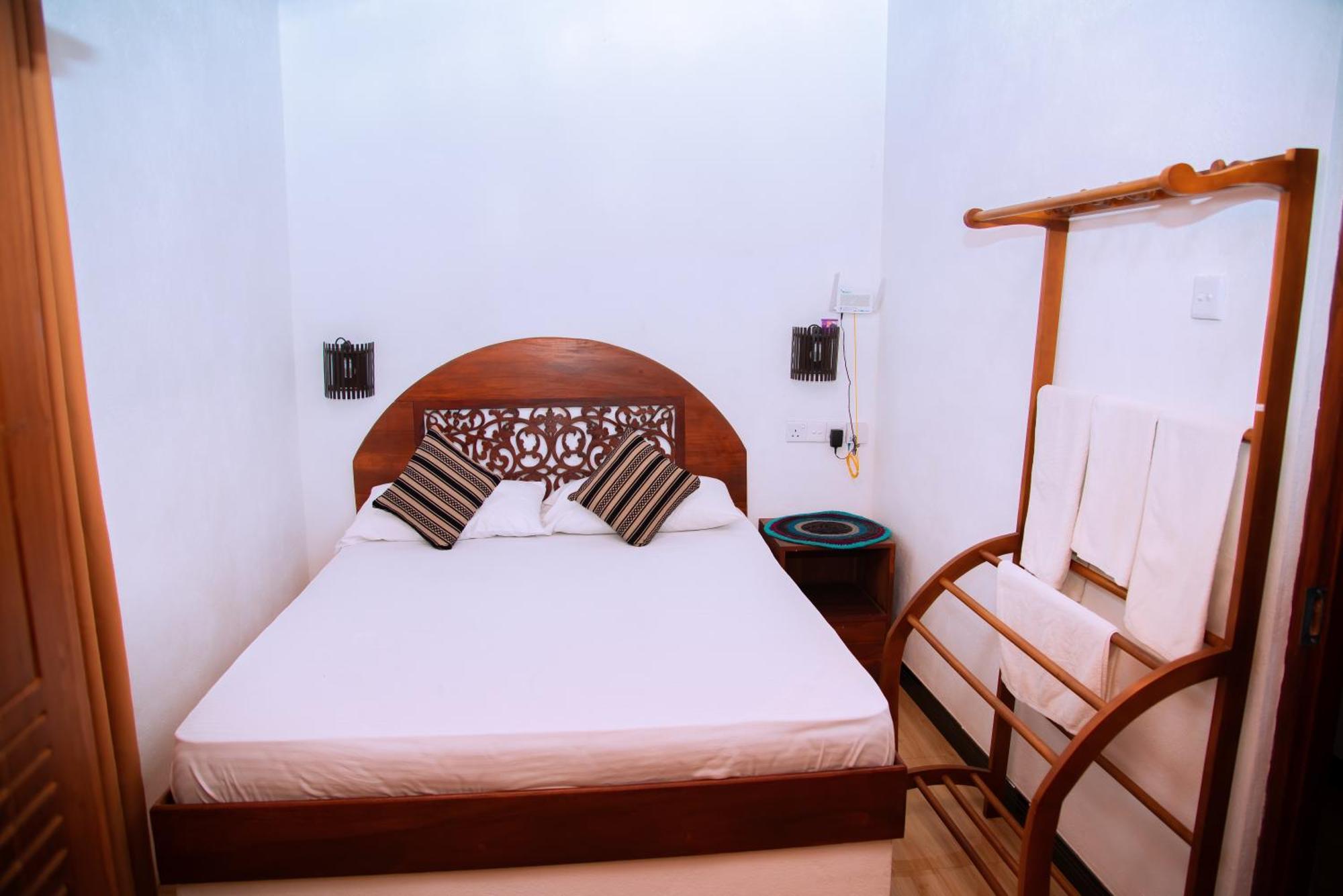 Shadow Surf Bay Hotel Tangalle Exterior photo