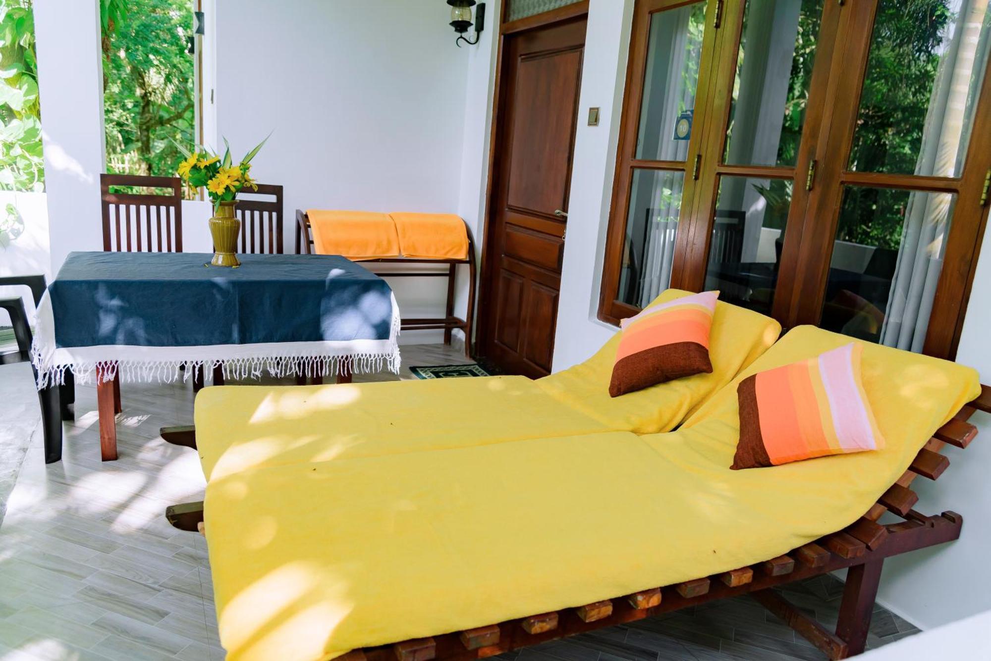 Shadow Surf Bay Hotel Tangalle Exterior photo